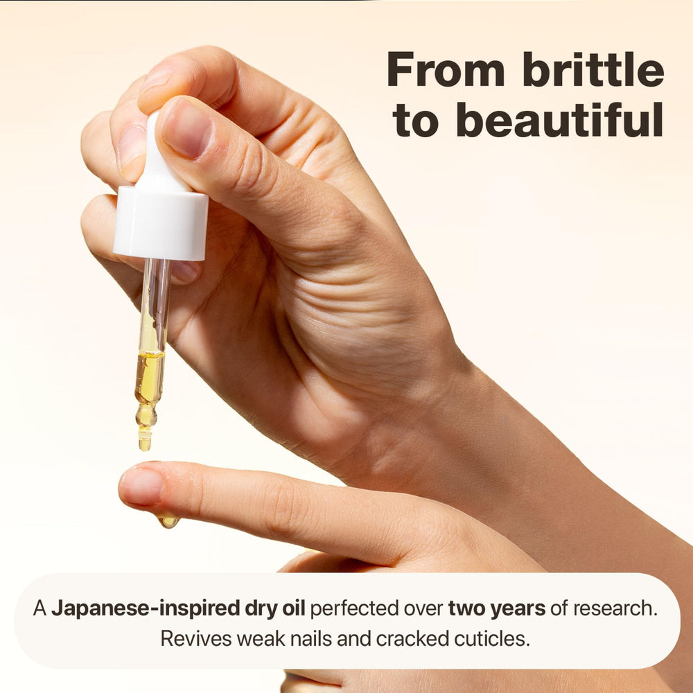 Application cuticules et ongles avec Onsen Secret, hydratation rapide.