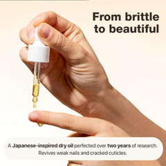 Application cuticules et ongles avec Onsen Secret, hydratation rapide.