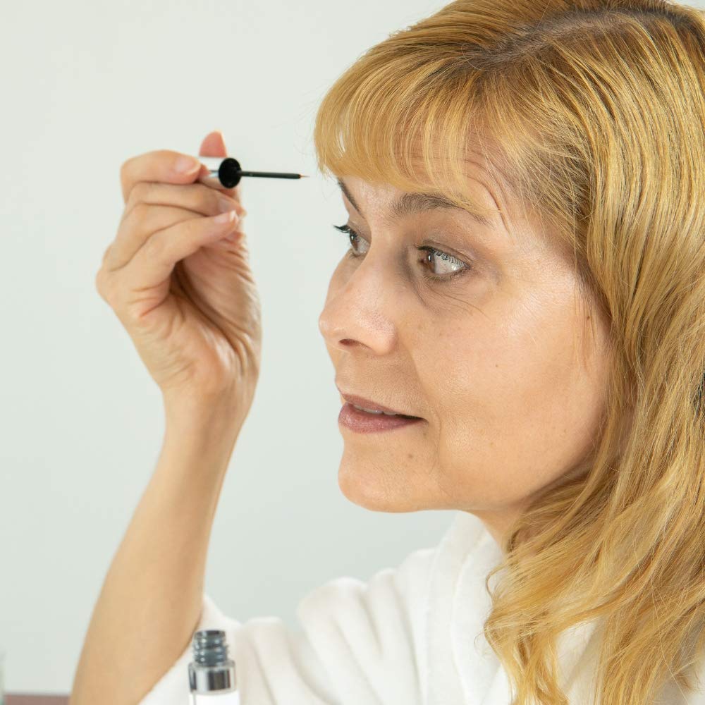 Mode d’emploi: appliquer le long de la ligne des cils et à la racine des sourcils.