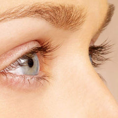 Texture soyeuse et hydratante du sérum Organys sur cils et sourcils.
