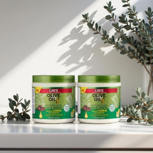 Application douce d’ORS huile d’olive sur les cheveux.