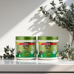 Application douce d’ORS huile d’olive sur les cheveux.