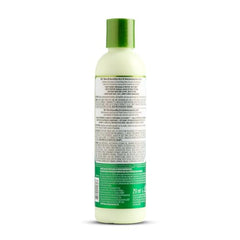 ORS Huile d’olive – scène d’application sur cheveux, facilité de coiffage.