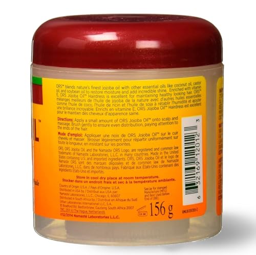 ORS Huile de jojoba appliquée sur cheveux, douceur et démêlage facilité.