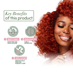 ORS Olive Oil Curlshow – application en mouvement montrant un massage capillaire nourrissant.