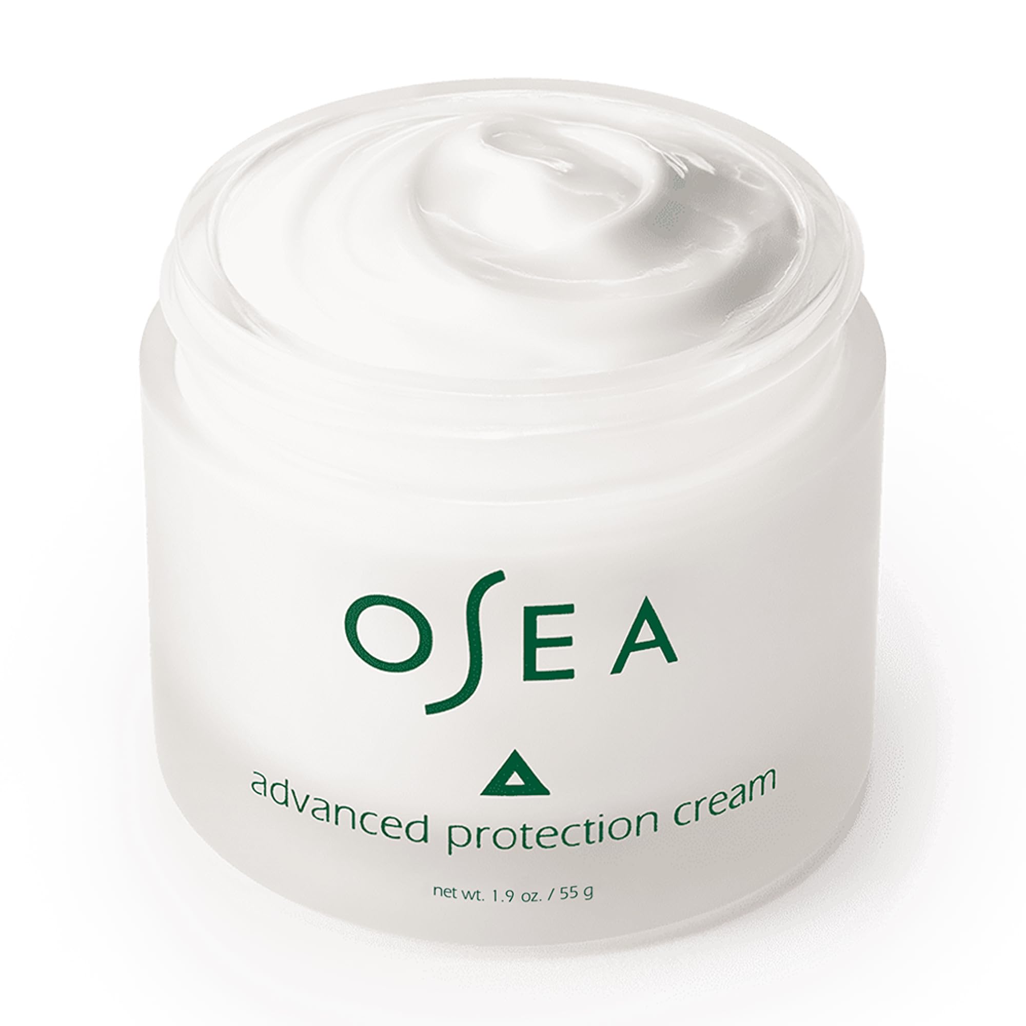 Application de la Crème Visage Avancée sur le visage pour douceur et éclat.