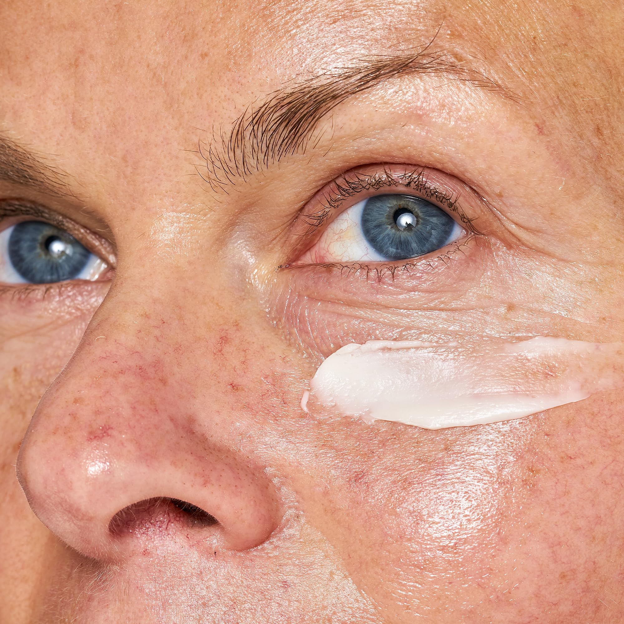 Ingrédients naturels marins: algues et squalane nourrissent le contour des yeux.