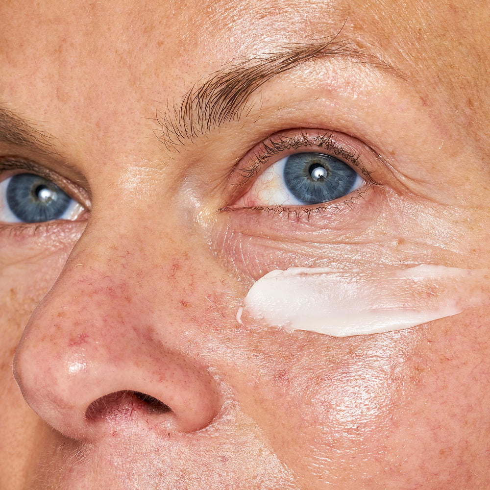 Ingrédients naturels marins: algues et squalane nourrissent le contour des yeux.