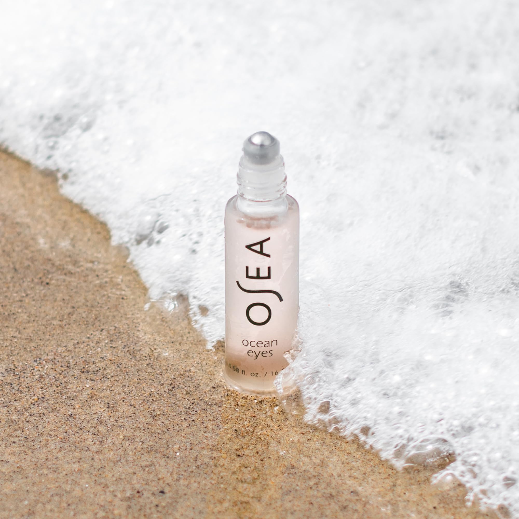 Application matin et soir avec Ocean Eyes d'OSEA, routine simple et efficace.