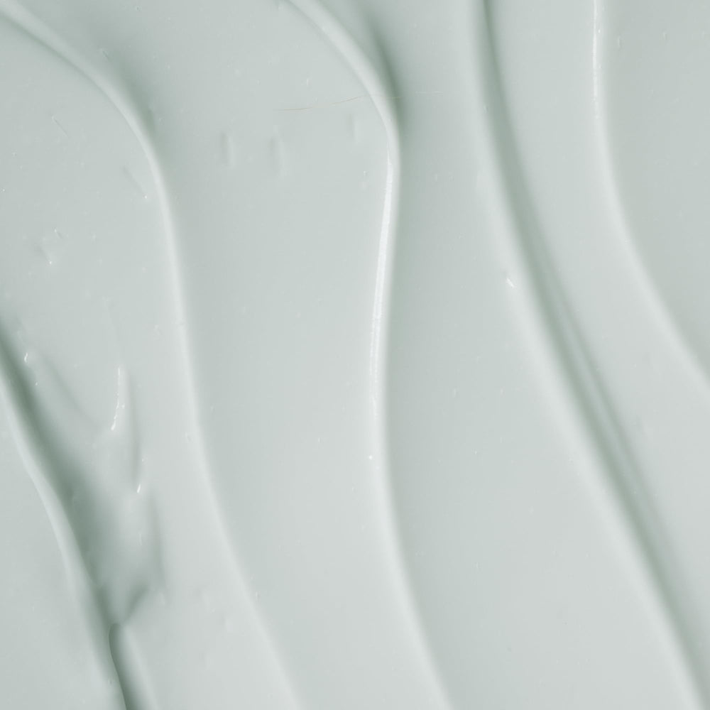 Texture soyeuse de la crème eau OSEA sur la peau.