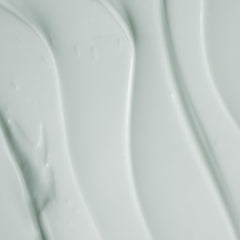 Texture soyeuse de la crème eau OSEA sur la peau.