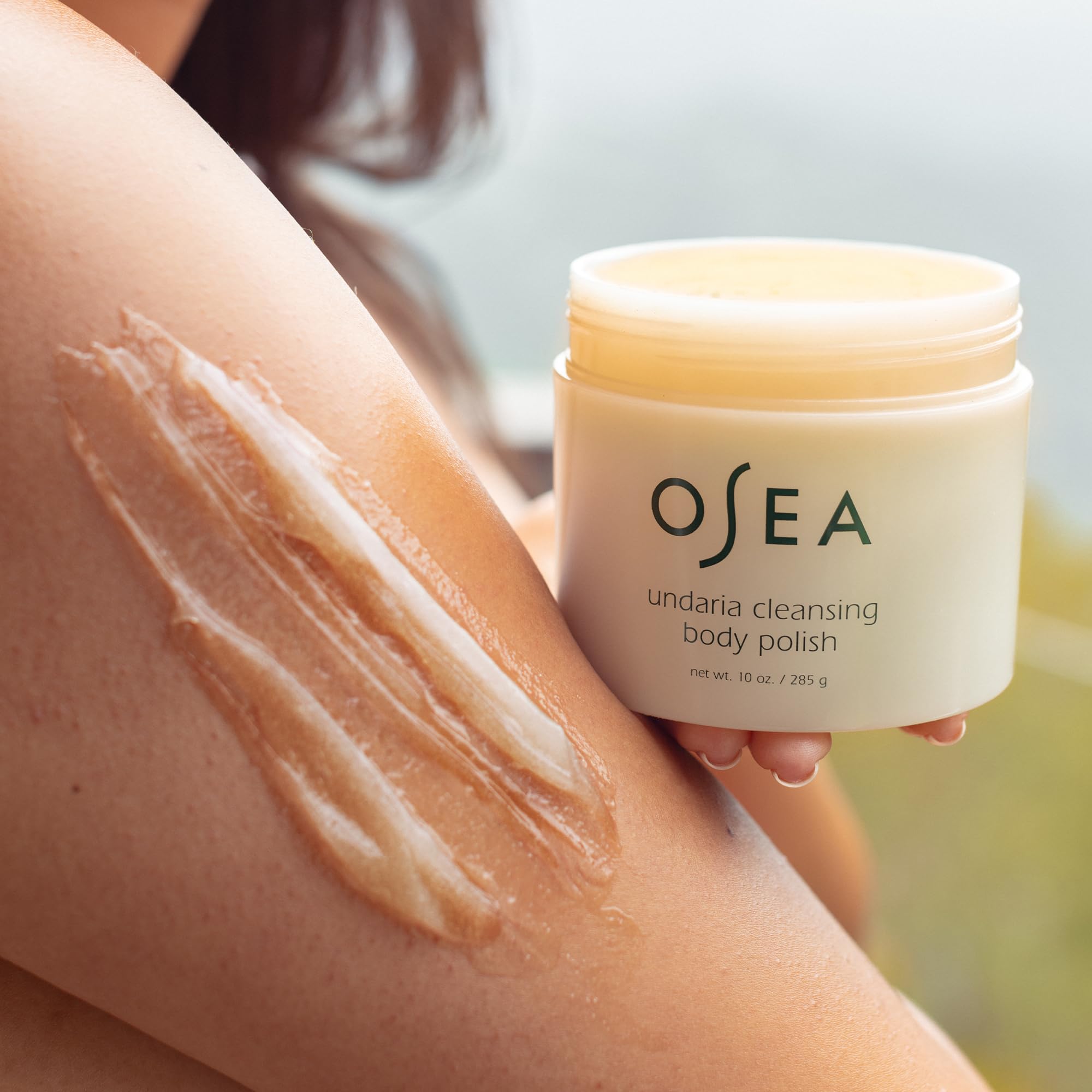 OSEA Undaria Cleansing Body Polish grains-pierre-ponce pour une exfoliation vigoureuse.