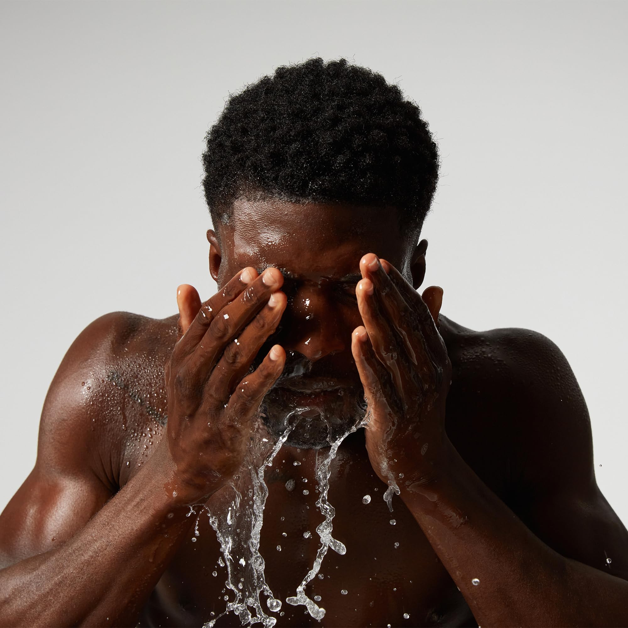 OUAI Detox-routine-soir-visage: nettoyage démaquillant et rafraîchissant avant le coucher.