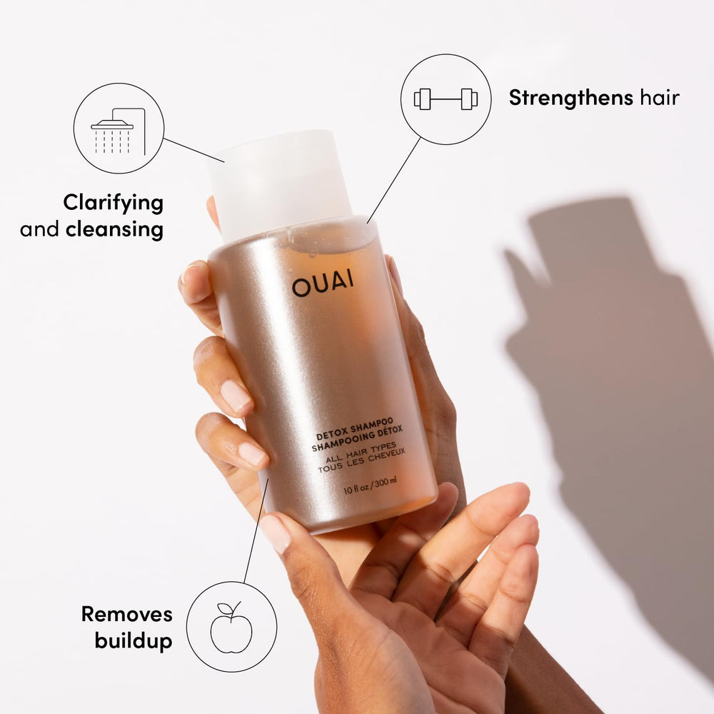 OUAI Detox Shampoo application-massage: démonstration d'une utilisation facile et rafraîchissante.