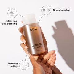 OUAI Detox Shampoo application-massage: démonstration d'une utilisation facile et rafraîchissante.