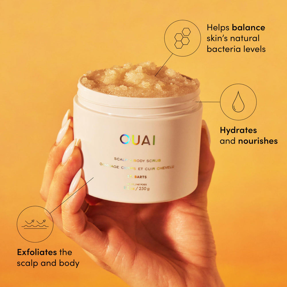 OUAI exfoliant sucre coco : élimine les résidus et laisse la peau douce.