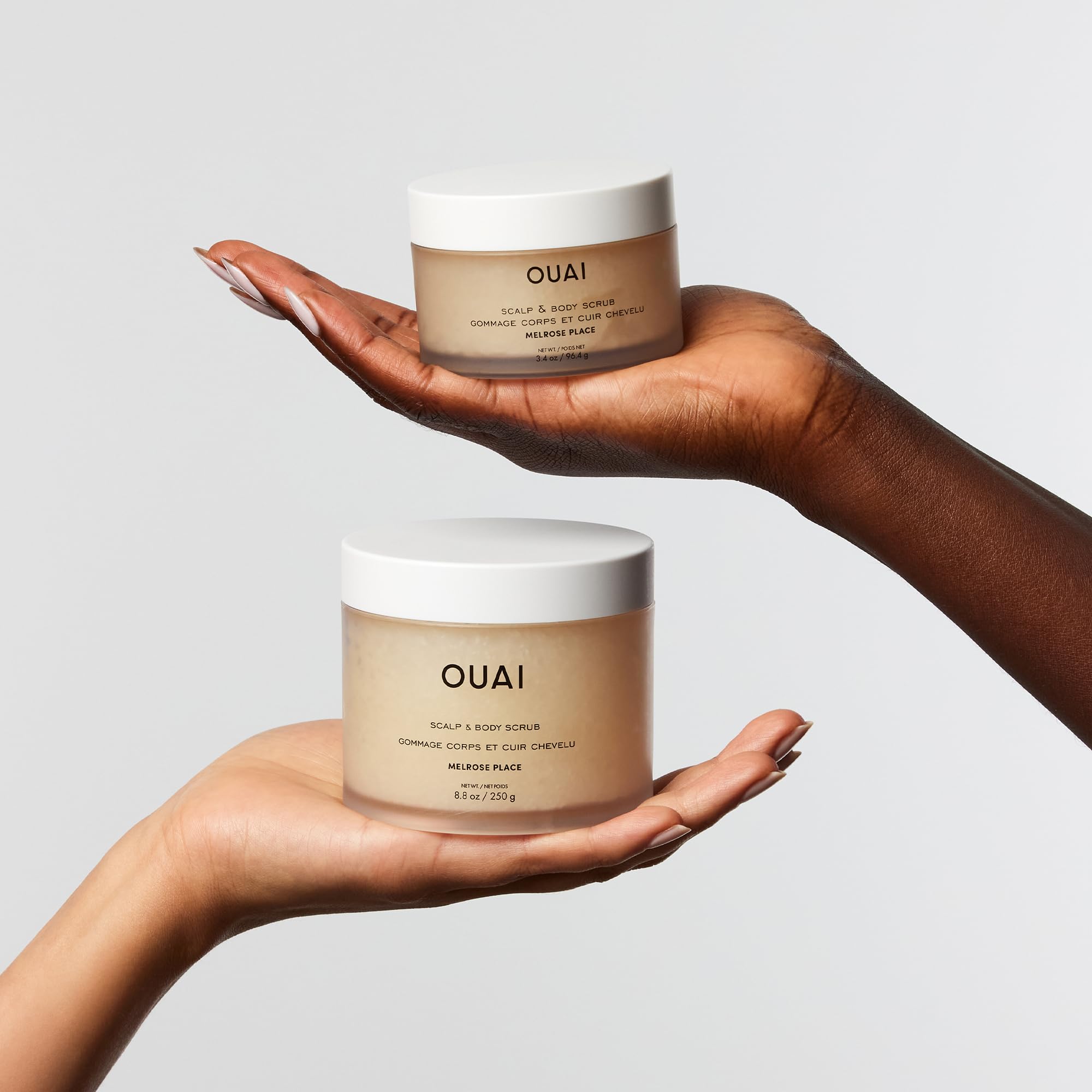 OUAI exfoliation corps douce, peau plus lisse et hydratée.