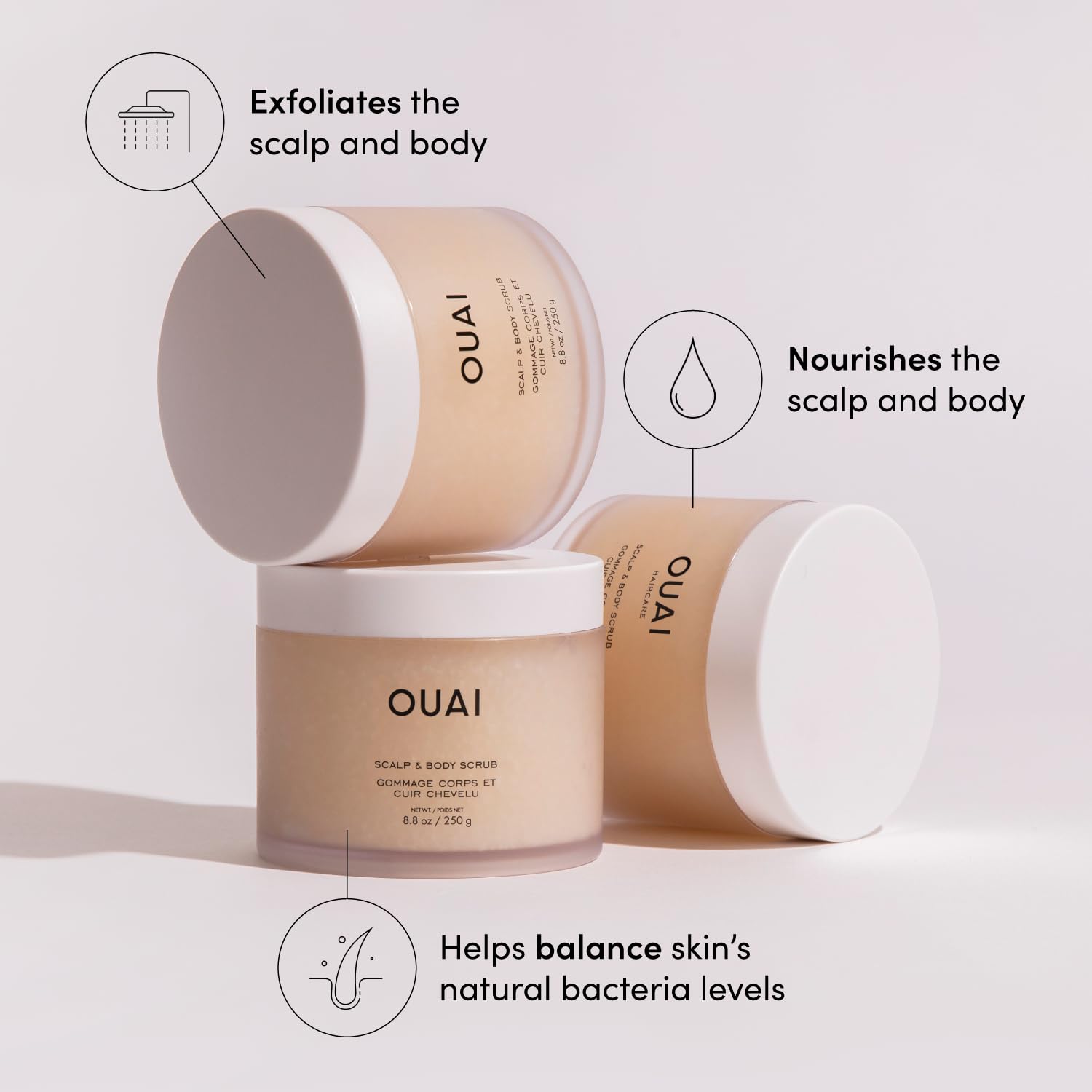 OUAI Scalp & Body Scrub texture sucre-coco pour exfolier en douceur.