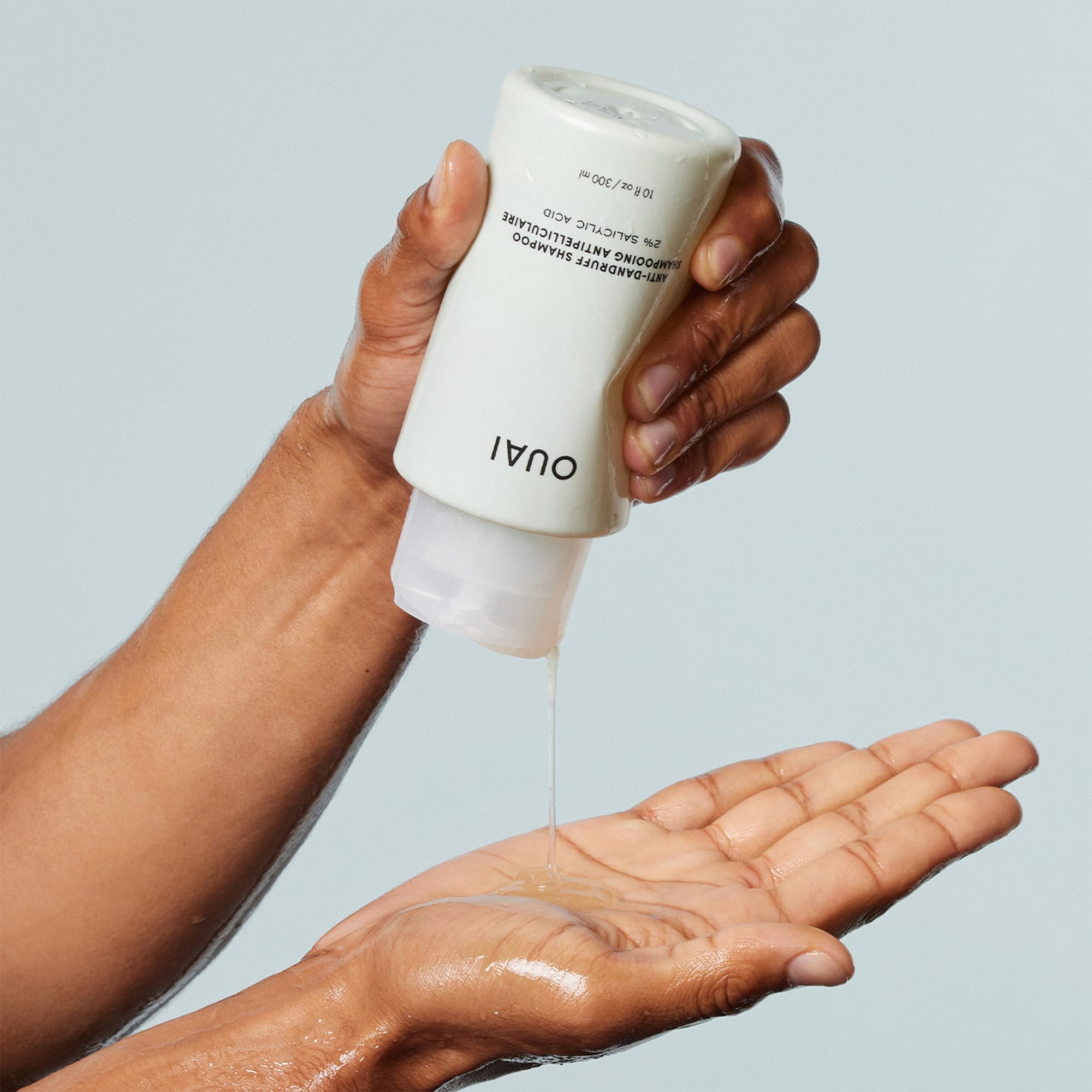 OUAI shampooing antipelliculaire, cheveux propres et cuir chevelu confortable après utilisation.