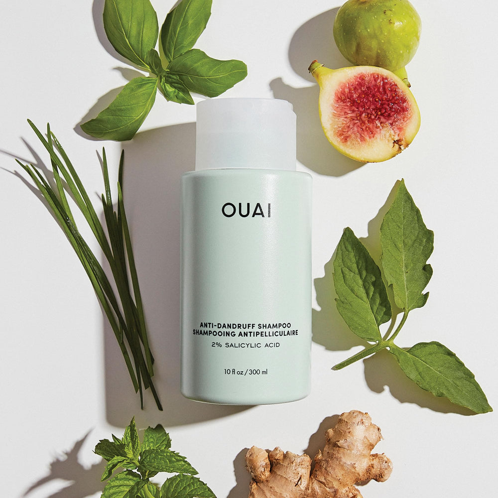 OUAI shampooing antipelliculaire, texture riche suggérant un soin efficace.