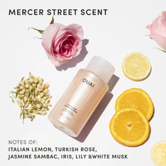 Shampooing OUAI: texture cremeuse prête à lisser les longueurs.