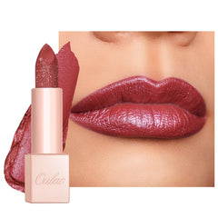 Oulac Shimmer Lipstick offre un diamant-reflet pour un éclat durable.