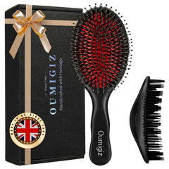 Brosse OUMIGIZ en bois avec poils de sanglier pour démêlage doux.