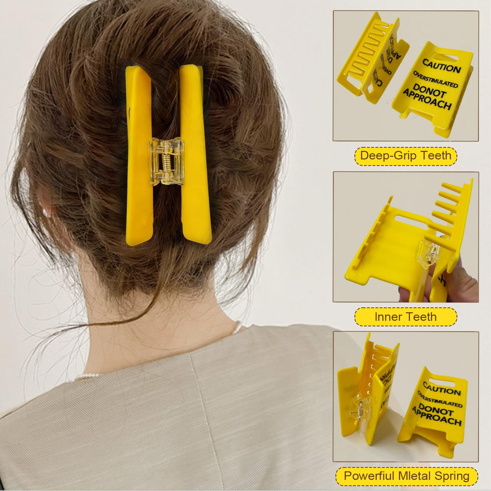Overstimulated Caution Sign Hair Claw Clip, en main, clip léger et pratique.