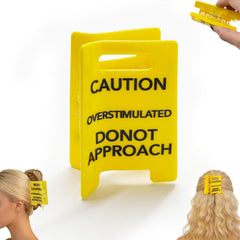 Overstimulated Caution Sign Hair Claw Clip, vue avant, maintien fiable pour cheveux épais.