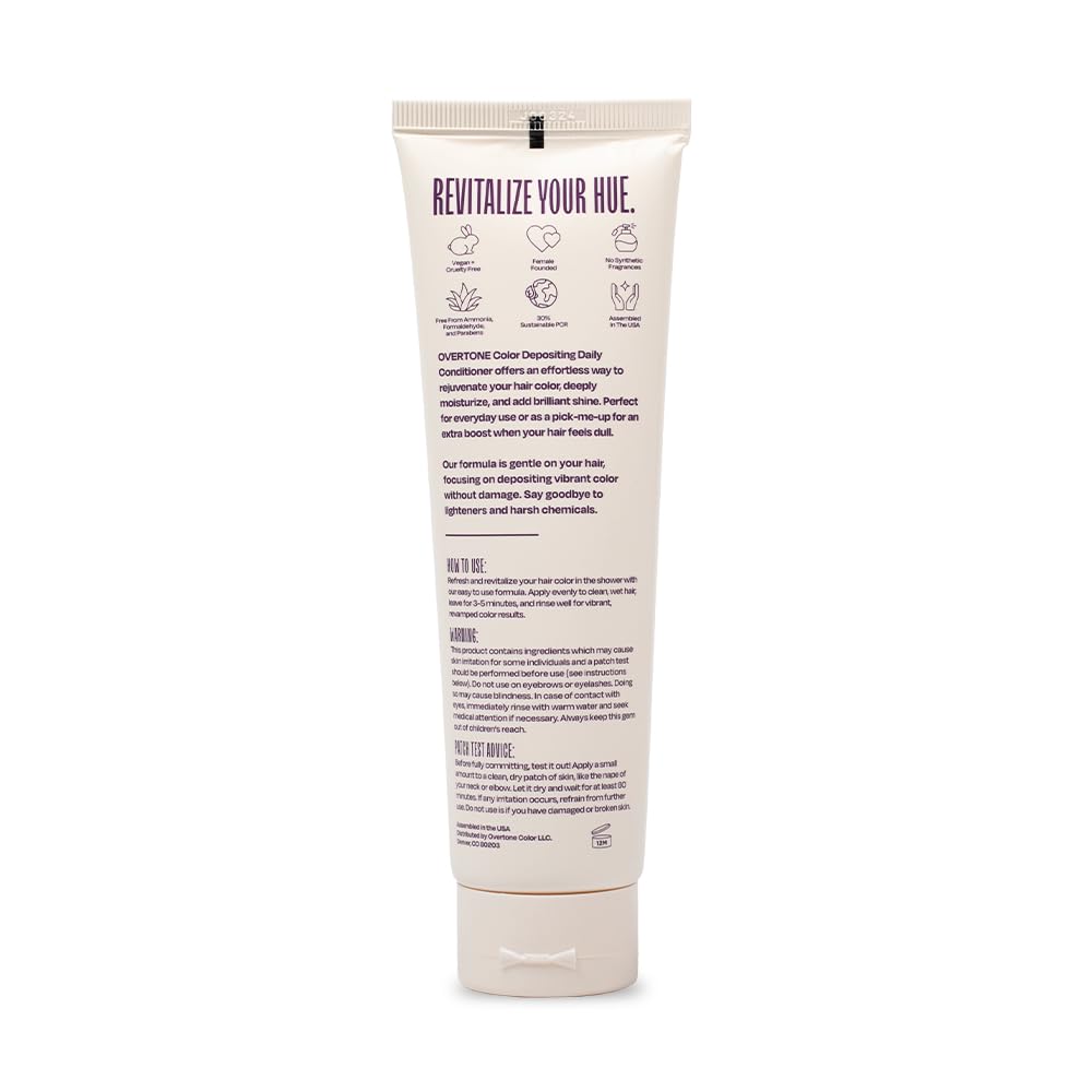 Échantillon violet royal prune sur cheveux bruns, couleur fidèle et subtile.