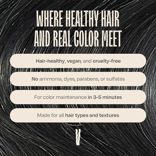 Texture crème hydratante d'Overtone sur cheveux humides, nourris et doux.