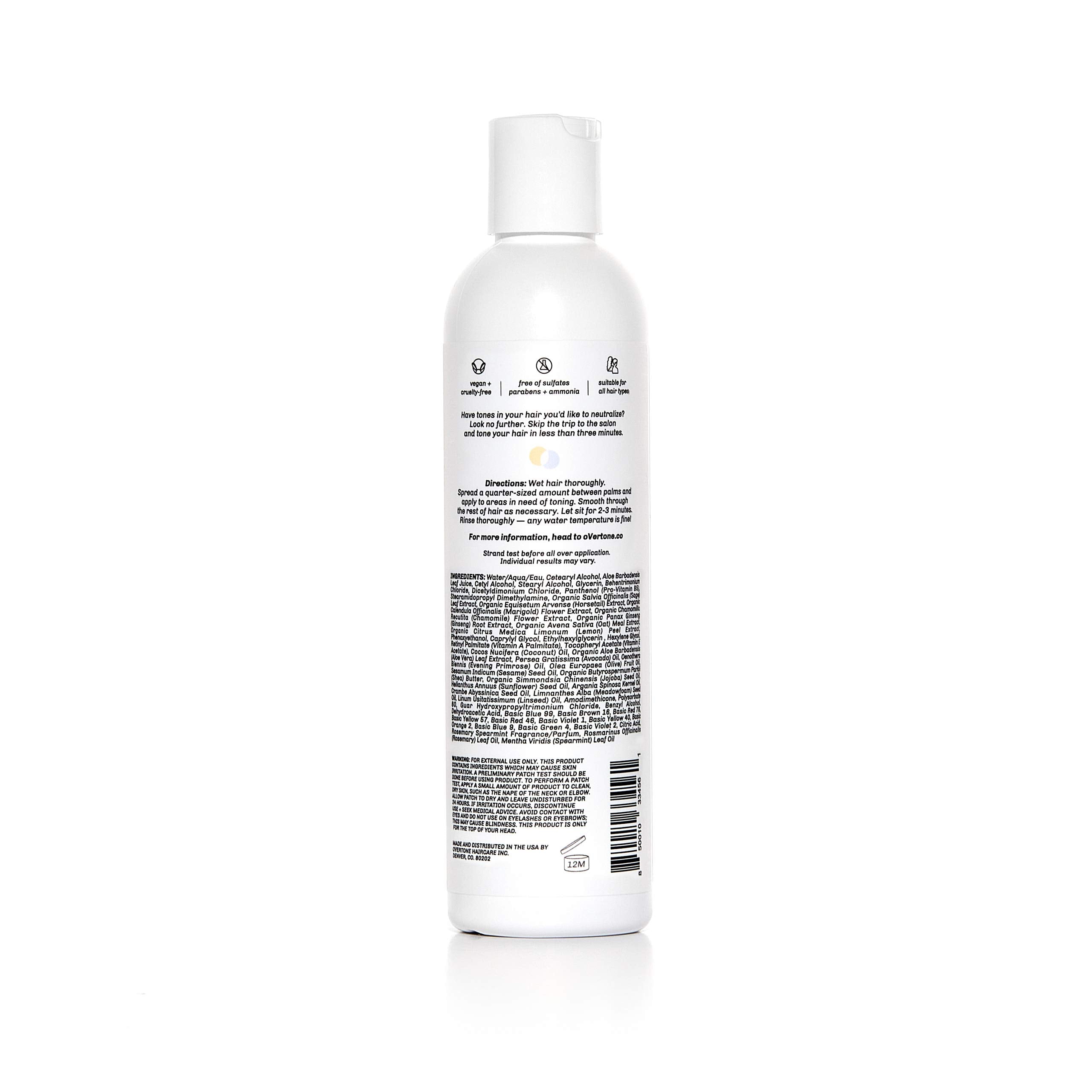 overtone crème hydratante bleue sur les mains apporte une hydratation rapide.