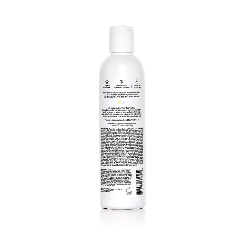 overtone crème hydratante bleue sur les mains apporte une hydratation rapide.