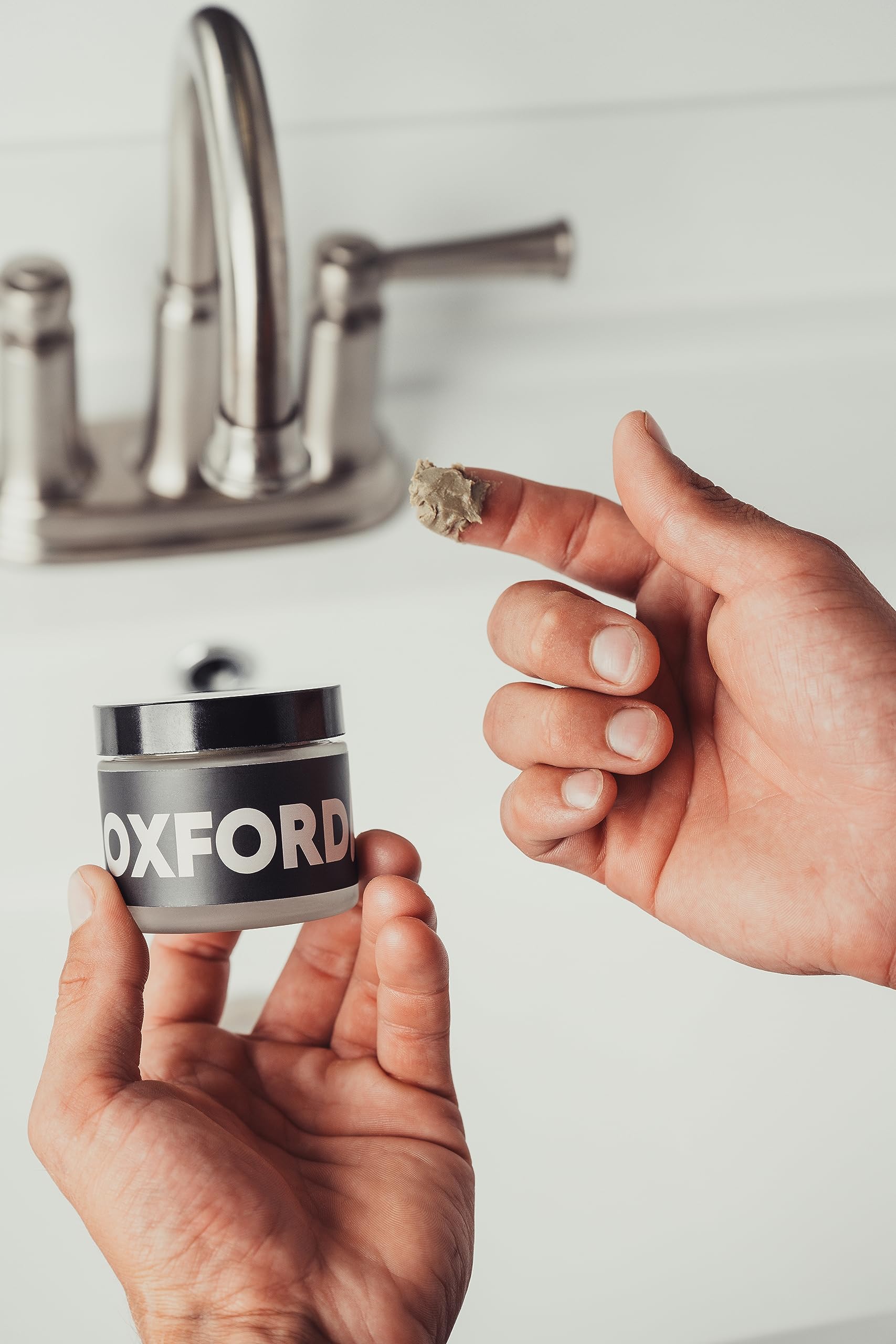 OXFORDhill Texture Clay Pomade — soin du cuir chevelu et douceur sans résidus.