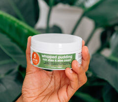 Application sur cheveux par Oyin Handmade Whipped Pudding, pour plus de souplesse.