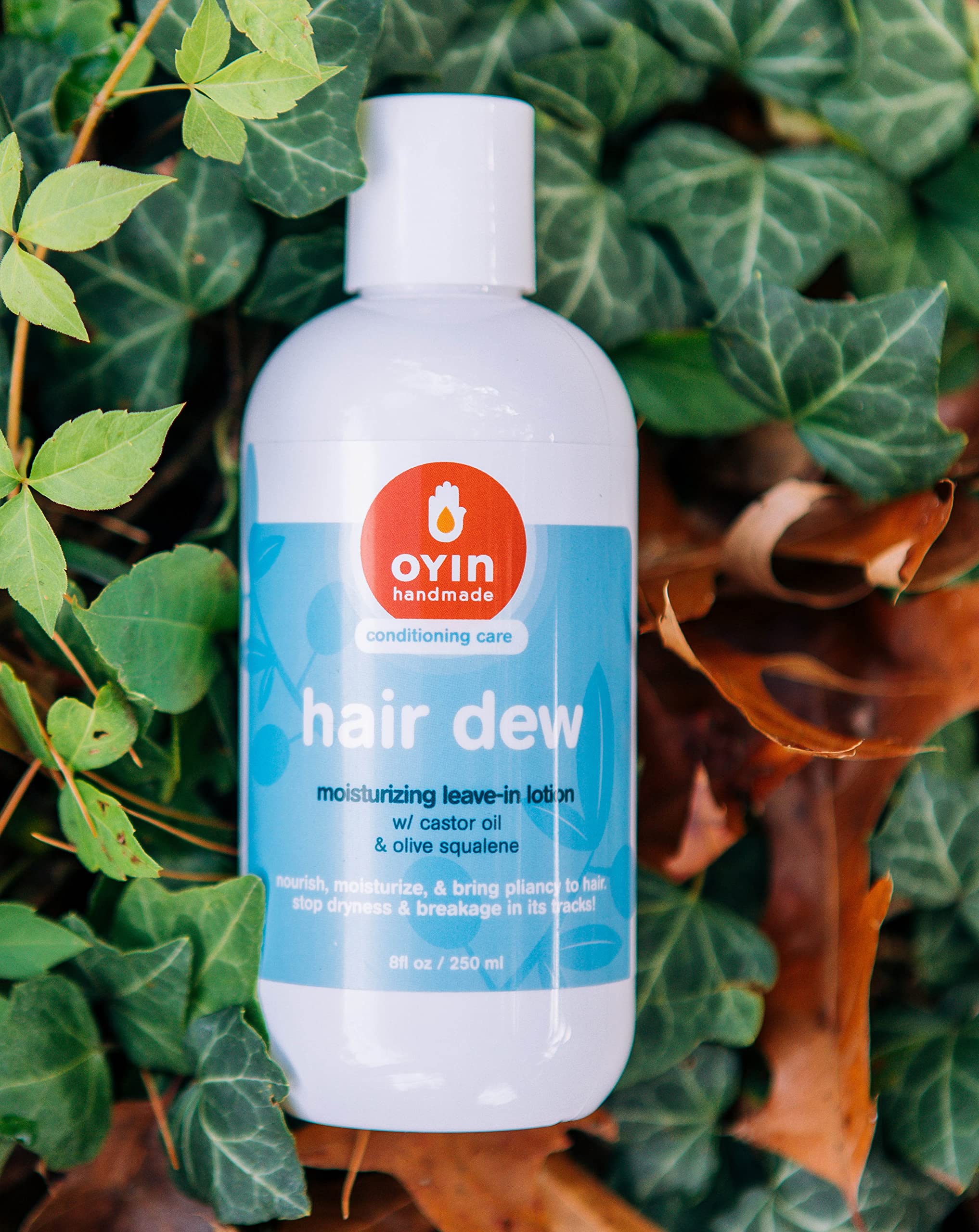 Texture crémeuse d'Oyin Handmade pour revitaliser les cheveux secs.