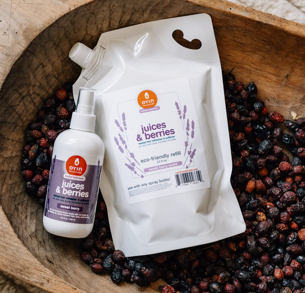 Goutte humectante sur le flacon Oyin Handmade Juices et Berries pour la brillance.
