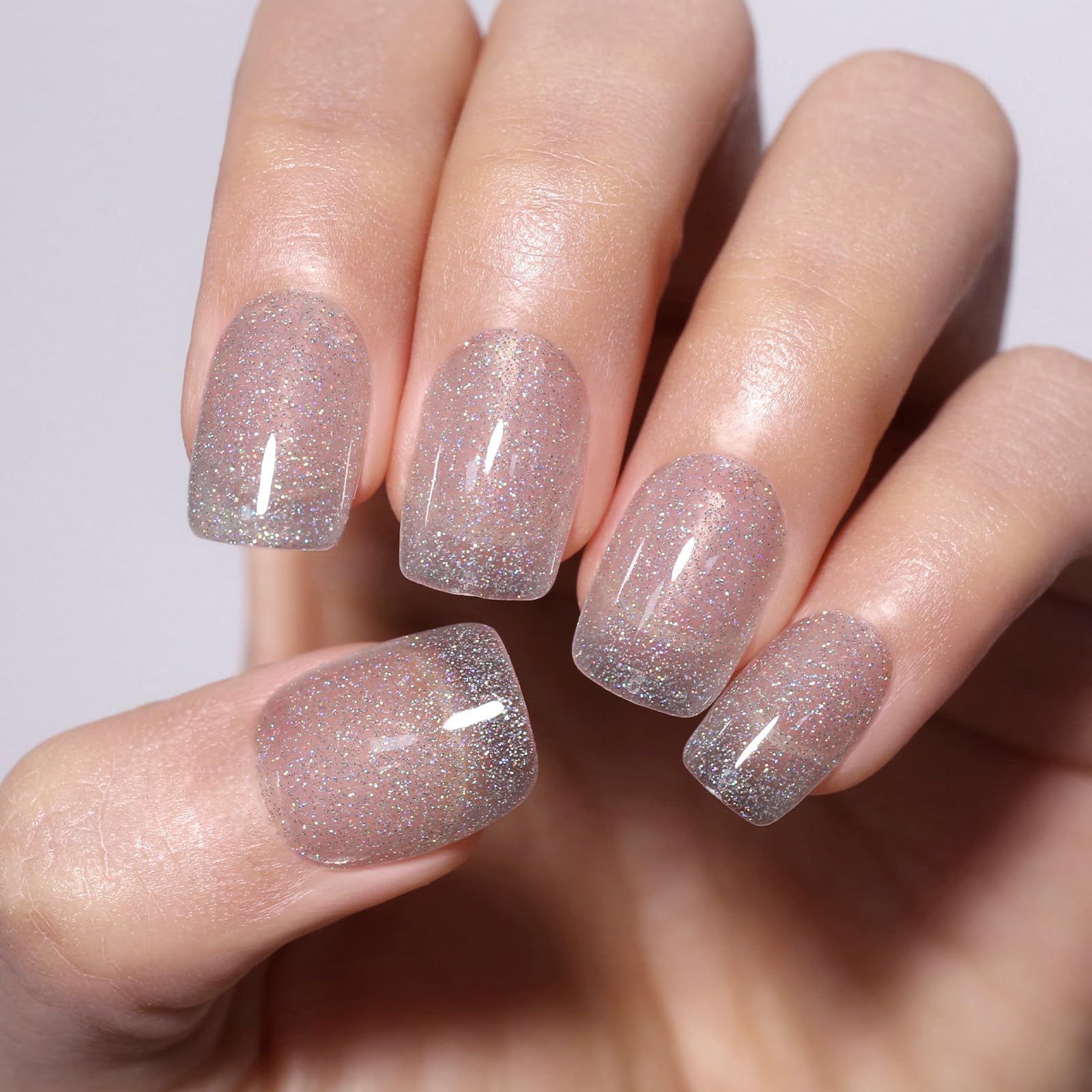 Brillance argentée durable pour ongles soignés et élégants.