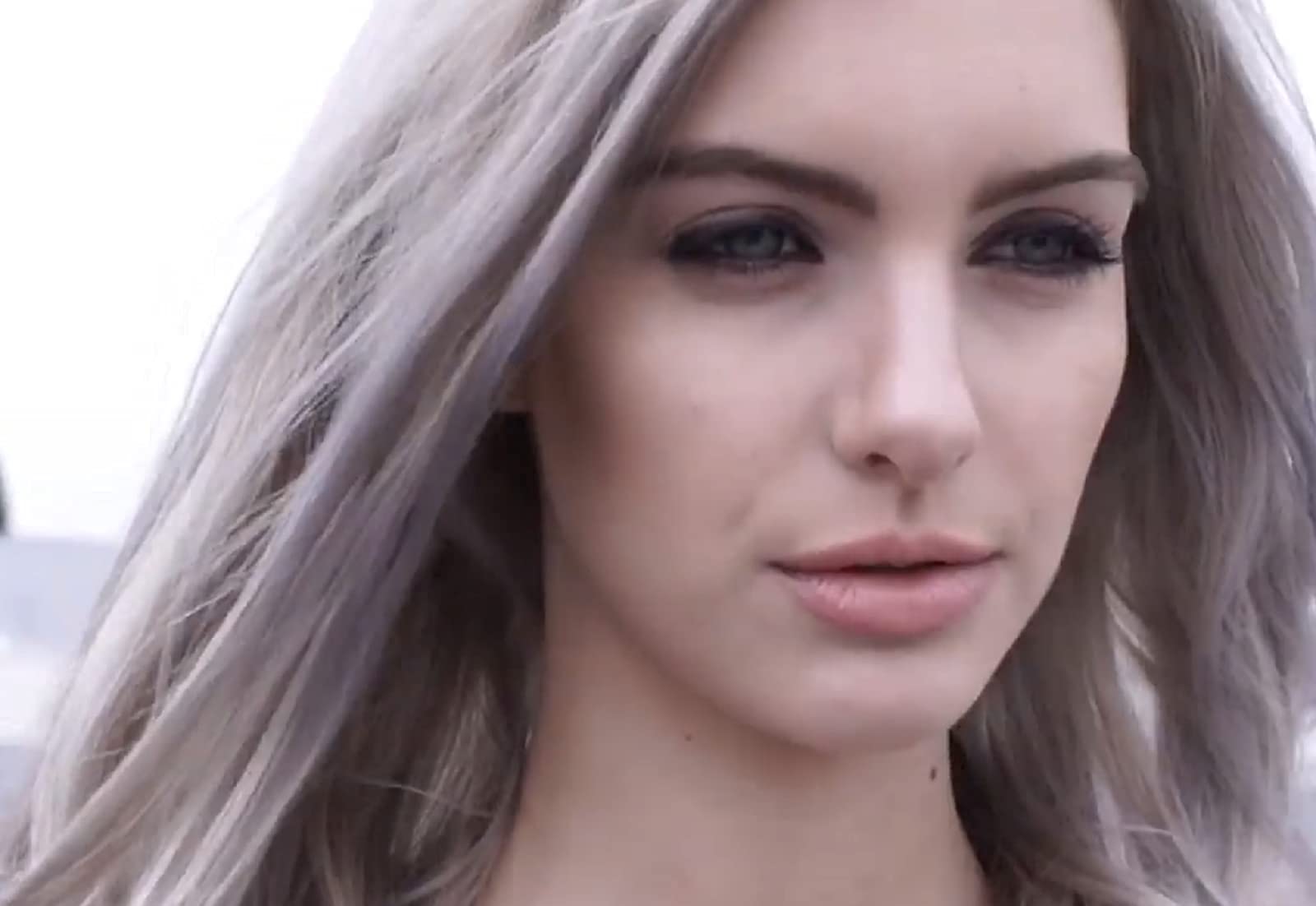 Cheveux après tonage argenté avec brillance et élasticité.