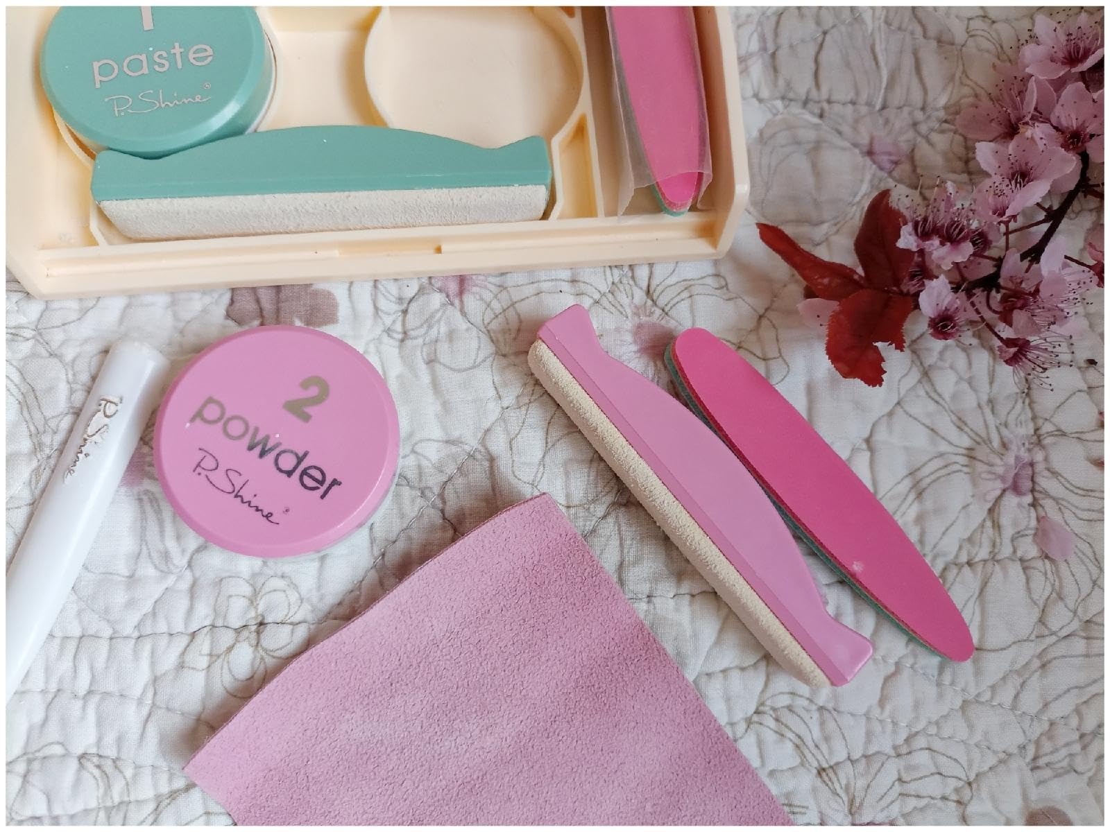 P-Shine Kit Manucure Japonais – outils en cuir de daim pour une application précise.