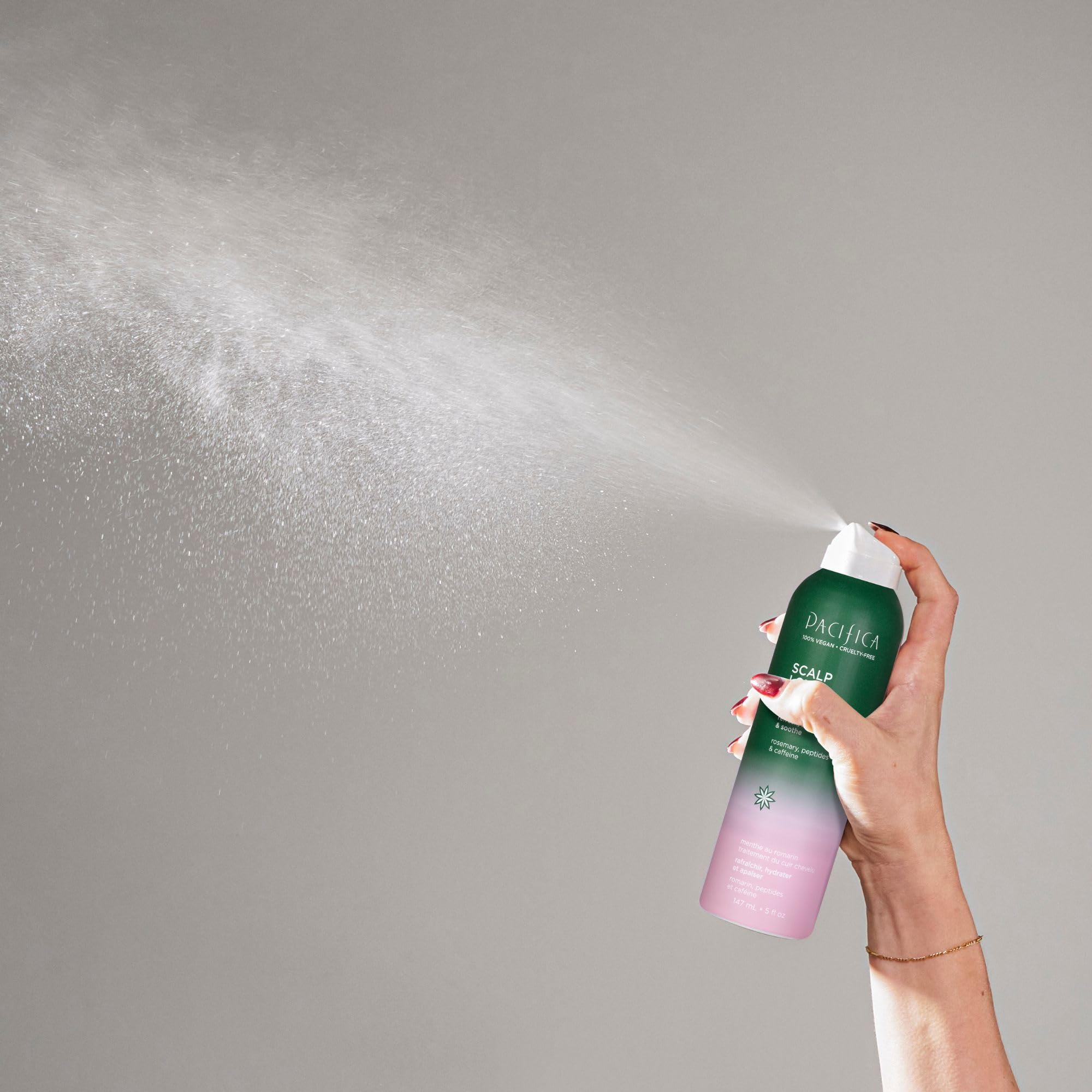 Massage doux du cuir-chevelu après application du Sérum Spray Pacífica.