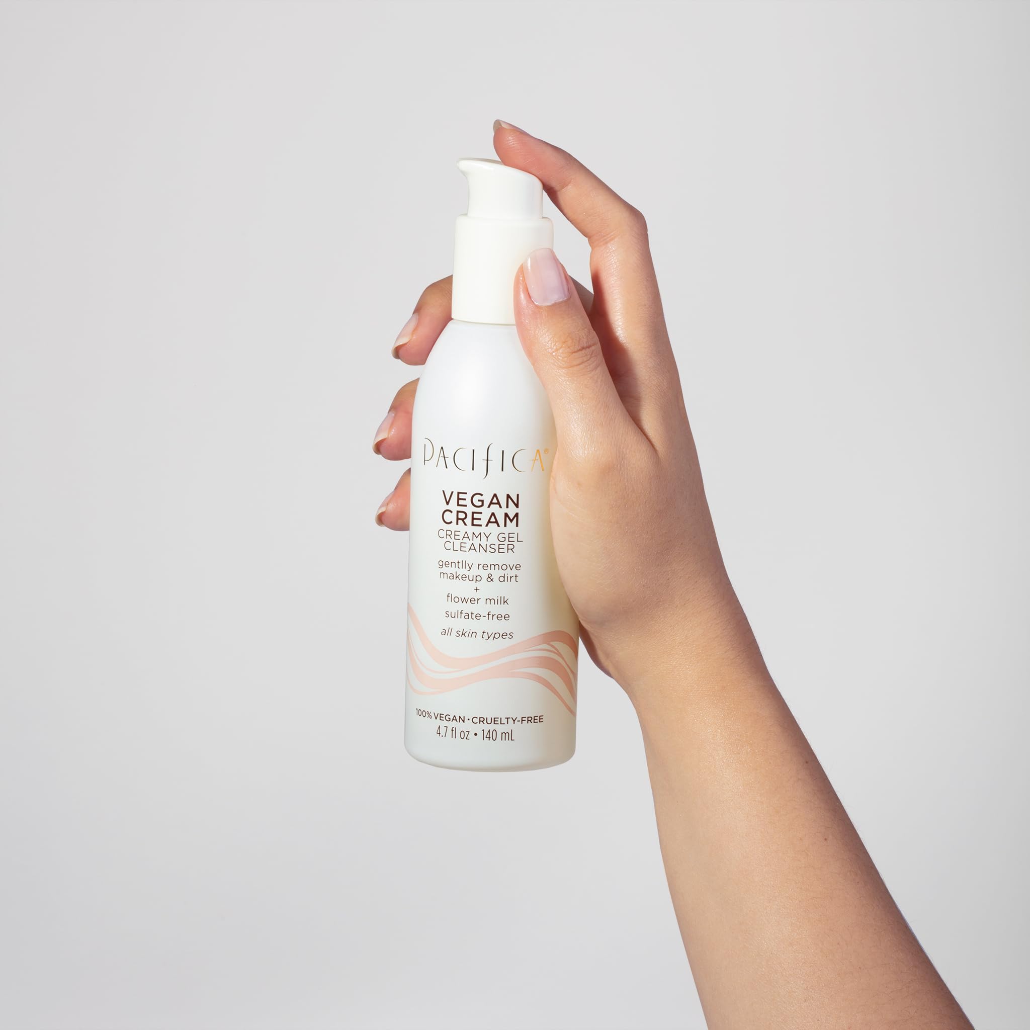 Texture crème-gel douce Pacifika sur peau pour sensation soyeuse.