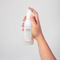 Texture crème-gel douce Pacifika sur peau pour sensation soyeuse.
