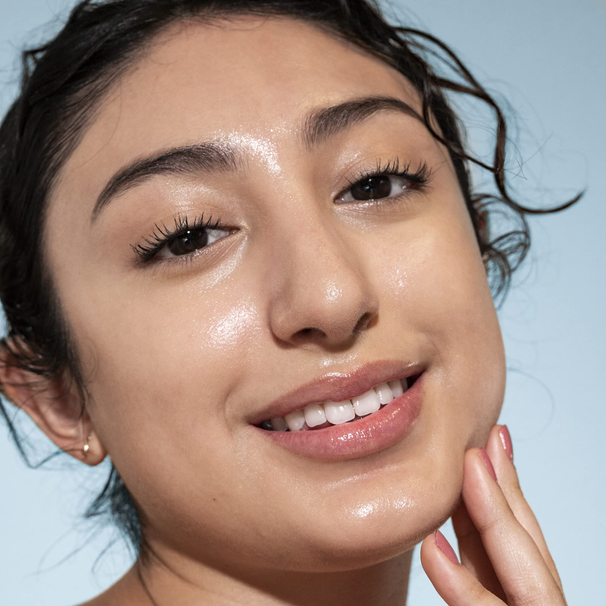 Texture balm-démaquillant sur peau, sensation soyeuse et efficace contre le maquillage.