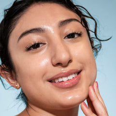 Texture balm-démaquillant sur peau, sensation soyeuse et efficace contre le maquillage.