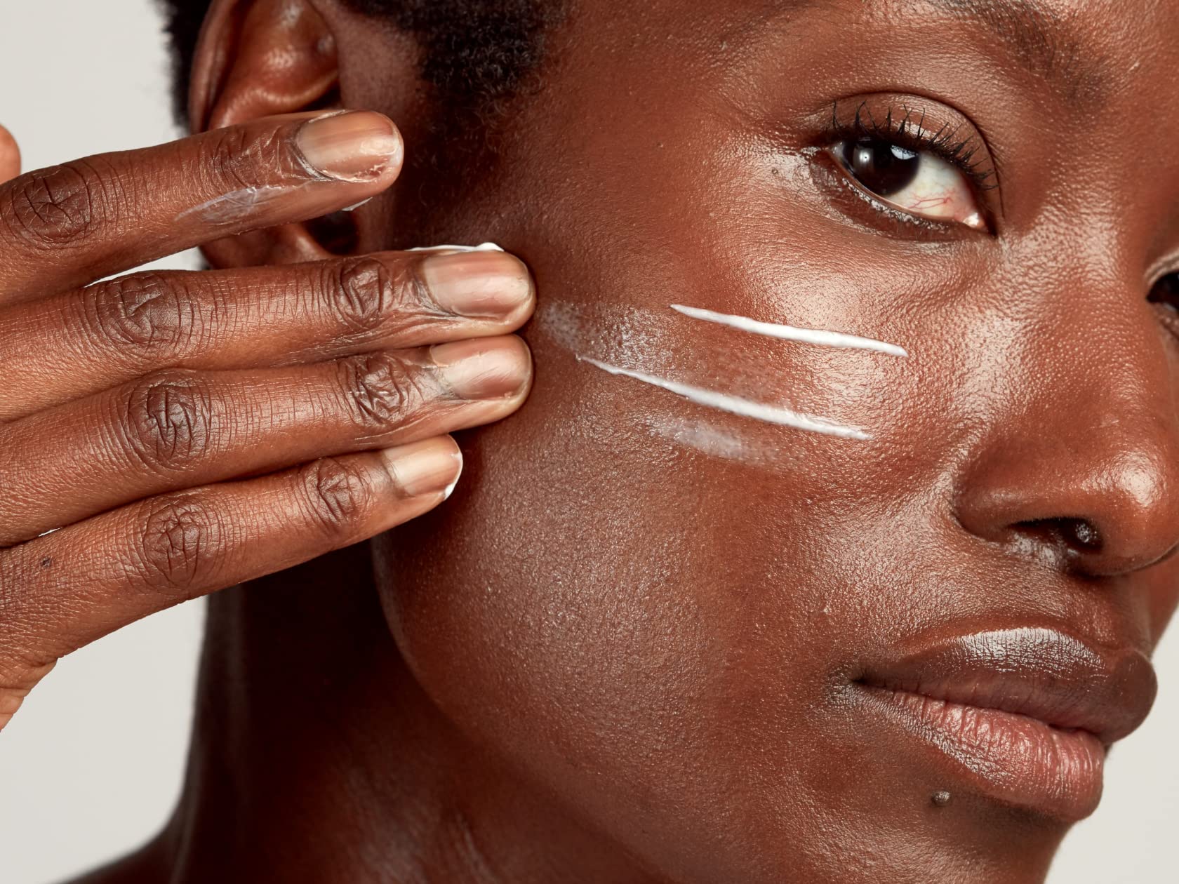 PAI SKINCARE The Anthemis: application douce sur le visage après nettoyage.