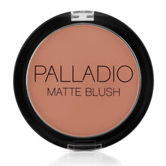 Palladio rouge à joues, application sur les joues pour une finition satinée naturelle.
