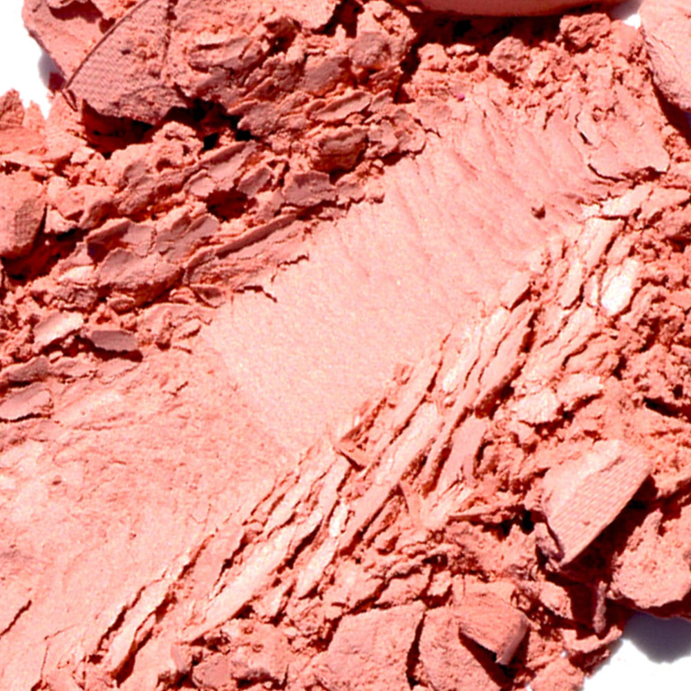 Palladio Fard à Joues Matte utilisé avec pinceau pour une couleur précise et douce.