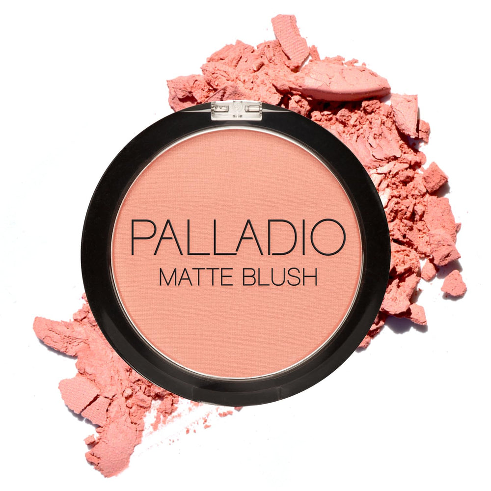 Palladio Fard à Joues Matte appliqué sur les pommettes pour un éclat naturel.