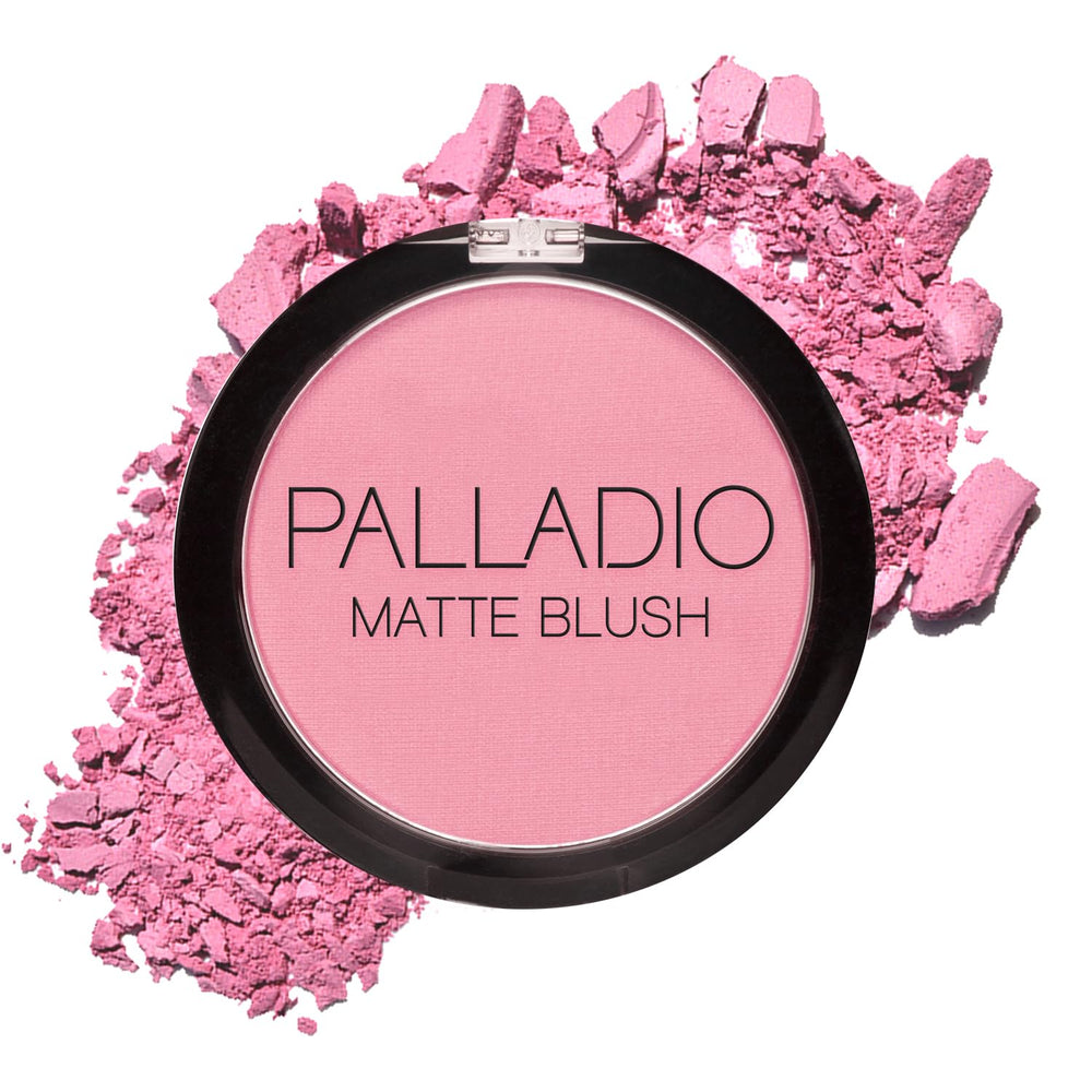 Palladio Matte Blush rose-framboise appliqué sur les joues pour un éclat naturel.